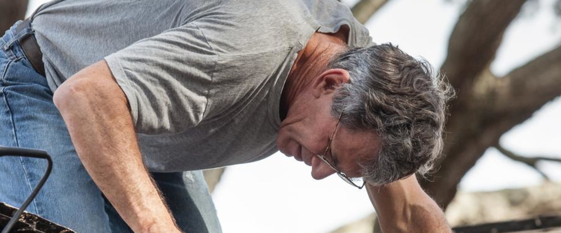 What does a roofing crew leader do?